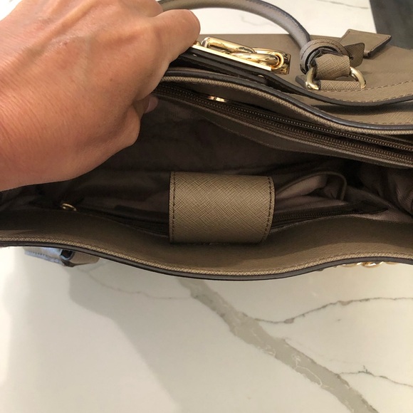 Michael Kors Saffiano purse with Dust Bag - Picture 6 of 7